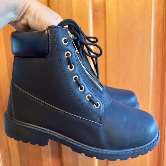 Marked down, NWT, Black round toe, zip up boots, size 40 (9) - Picture 4 of 5